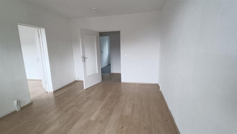 Chemnitz Helle 3-Zi. mit Balkon, Wanne & Laminat in ruhiger Lage! Wohnung mieten