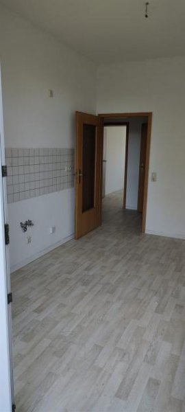 Chemnitz Großzügige 2-Zimmer mit Laminat, Wanne, Dusche, Balkon, Stellpl. und Abstellraum! Wohnung mieten