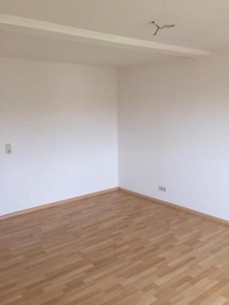 Limbach-Oberfrohna *** Gemütliche und sanierte DG 3-Zimmer mit Wannenbad und Laminat in guter Lage *** Wohnung mieten