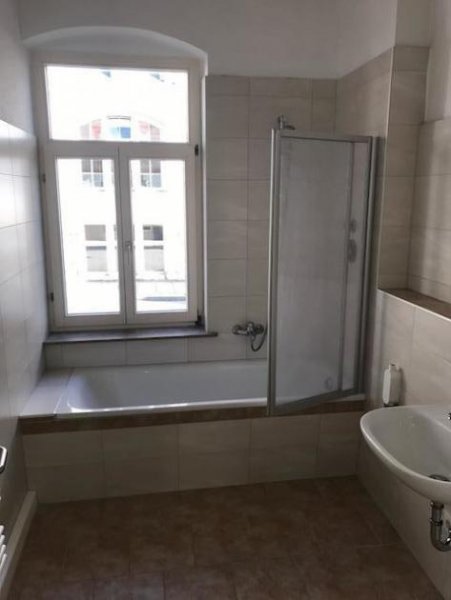 Limbach-Oberfrohna Großzügige 3-Zimmer mit Laminat, 2xBädern, Wanne und Dusche in guter Lage! EBK mgl. Wohnung mieten