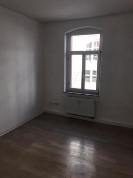 Limbach-Oberfrohna Großzügige 3-Zimmer mit Laminat, 2xBädern, Wanne und Dusche in guter Lage! EBK mgl. Wohnung mieten