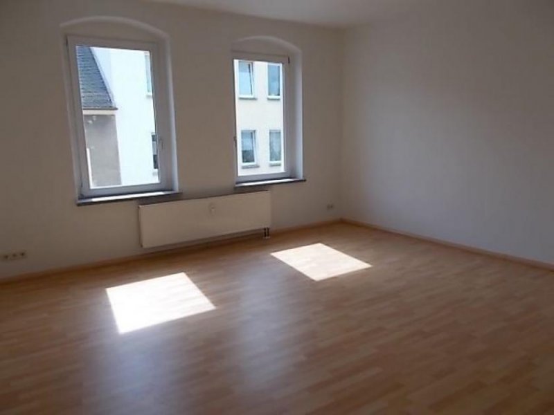 Limbach-Oberfrohna *** Großzügige WG 2-Zimmer mit Wannenbad, Einbauküche und Laminat im Zentrum *** Wohnung mieten