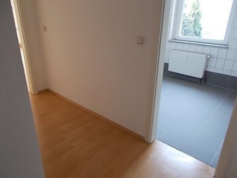 Limbach-Oberfrohna *** Großzügige WG 2-Zimmer mit Wannenbad, Einbauküche und Laminat im Zentrum *** Wohnung mieten