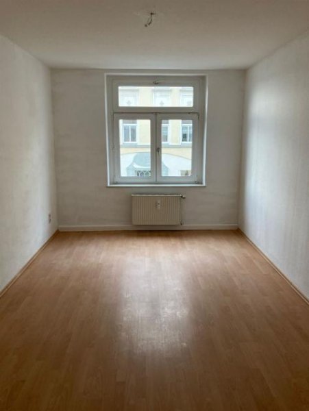 Limbach-Oberfrohna Günstige und großzügige 2-Zimmer mit Laminat in ruhiger Lage! EBK mgl. Wohnung mieten