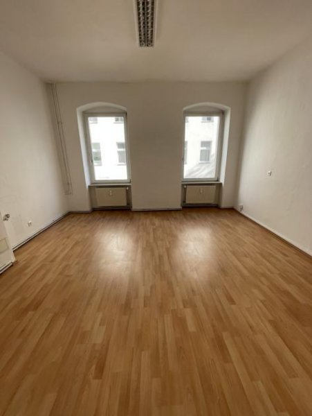 Berlin Attraktive Büroeinheit im 1. OG, 
7 Zimmer, ca. 156,70 m² Gewerbe mieten