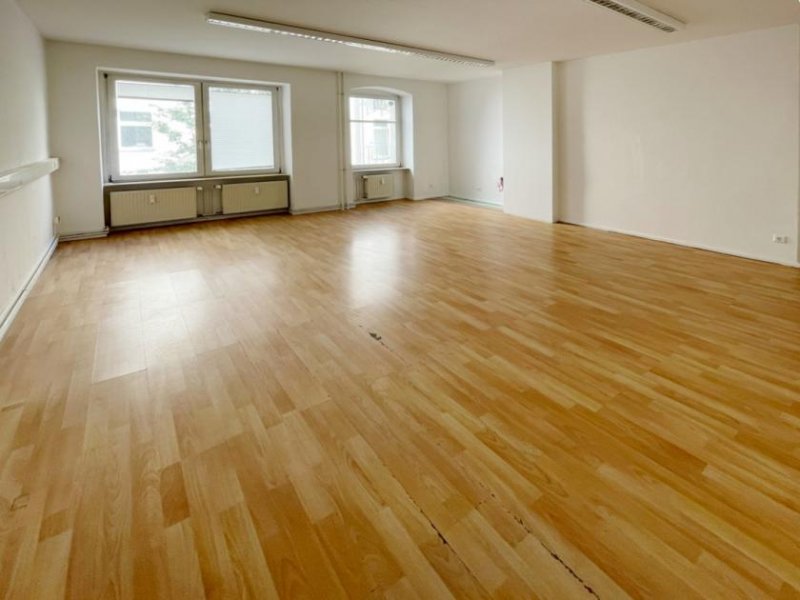 Berlin Attraktive Büroeinheit im 1. OG, 
7 Zimmer, ca. 156,70 m² Gewerbe mieten