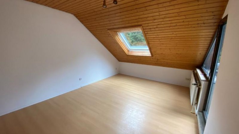 Holzminden 2-Zimmer-Dachgeschosswohnung mit EBK & Balkon, Neuhaus im Solling Wohnung mieten