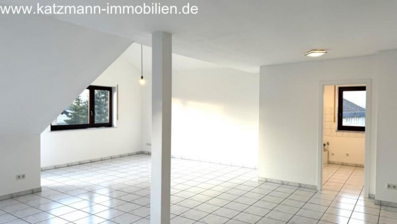 Erftstadt Helle 3-Zimmerwohnung im Dachgeschoss eines 7-Parteienhauses zu vermieten, Balkon, Stellplatz u. Kellerraum inklusive Wohnung