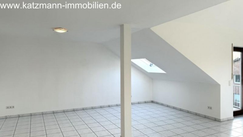 Erftstadt Helle 3-Zimmerwohnung im Dachgeschoss eines 7-Parteienhauses zu vermieten, Balkon, Stellplatz u. Kellerraum inklusive Wohnung