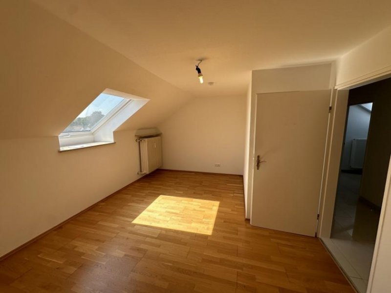 Augsburg Ideal geschnittene 3 ZKB Dachgeschosswohnung in ruhiger Lage von Augsburg - Haunstetten Wohnung mieten