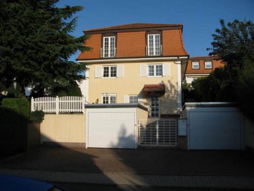 Hofheim am Taunus Provisionsfreie Immobilien Repräsentatives Wohnhaus an Hofheims sonnigem Rosenberg, Baujahr 1986 Haus 