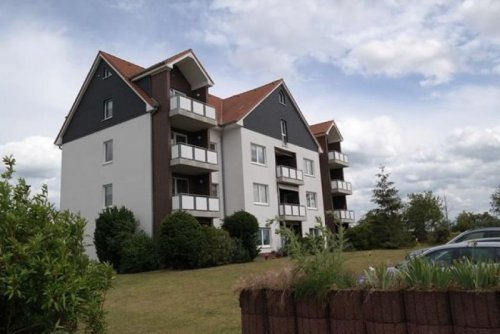 Leuna Gewerbe Immobilien Gemütliche und gut vermietete 2-Zimmer mit Terrasse, Wanne, Dusche und Stellplatz in ruhiger Lage! Gewerbe kaufen