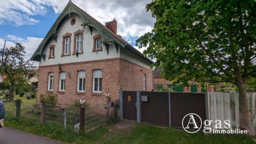 Niederer Fläming Vermietetes Einfamilienhaus mit Nebengebäude auf sehr großem Grundstück mit viel Baufläche Haus kaufen