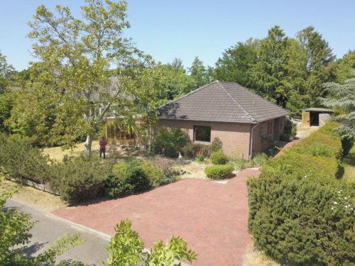 Hude Immobilien Bungalow, schönes Grundstück in Hude / Schwabstedt. Ruhig im wunderschönen Treenetal. Haus kaufen