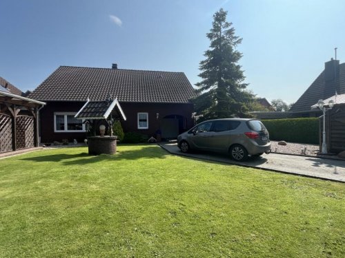 Großefehn Günstiges Haus Wohnhaus mit EBK, Kaminofen, Garage, Carport und Ausbaufläche! Haus kaufen