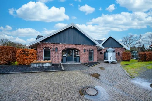 Hoogstede Immobilien Hochwertiger Bungalow mit repräsentativem Gartenhaus in Hoogstede. Haus kaufen