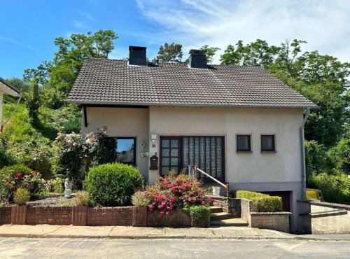 Mechernich Hausangebote Gepflegtes Wohnhaus auf besonderem Grundstück mit Rosenbestand direkt am Waldrand Haus kaufen