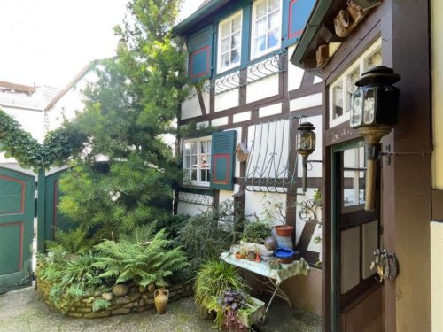 Dreieich Immobilien EUPORA® Immobilien: Liebhaberobjekt - Fachwerkhaus mit Hof in der idyllischen Altstadt - Dreieichenhain Haus kaufen