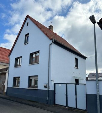 Bürstadt Hausangebote Ruhig, zentral gelegenes Zweifamilienhaus mit Garten & Nebengebäude in Bürstadt sucht neue Bewohner Haus kaufen