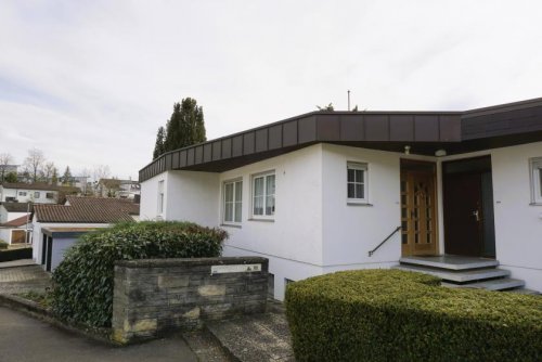 Reutlingen Inserate von Wohnungen In bester Lage: 3-Zimmer-Wohnung mit Balkon, zwei Garagen und eigenem Garten Wohnung kaufen