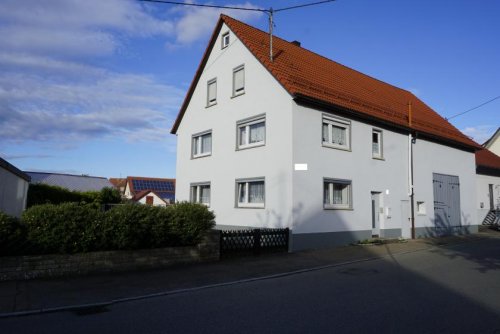 Engstingen Immobilien Zentral und ruhig gelegenes 2-Familienhaus mit großer Scheune und Garten Haus kaufen