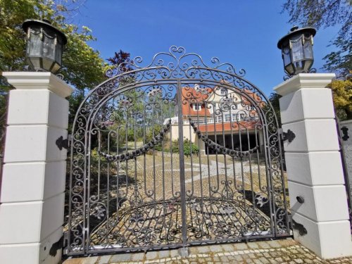 Reichertshausen Haus Traumhaftes Villenanwesen mit Schwimmhalle und Panoramablick: Ihr exklusives Zuhause bei München Haus kaufen