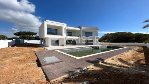 Albufeira Immobilien Brandneue (derzeit im Bau befindliche) Villa im Herzen von Galé, nur einen kurzen Spaziergang vom bekannten Galé-Strand und 