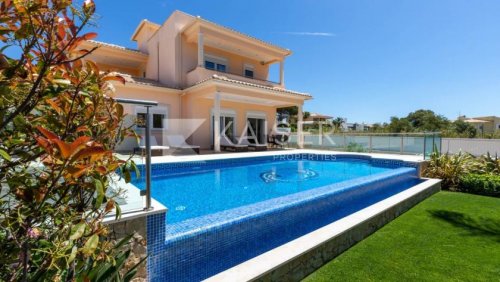 Albufeira Immobilien Virtueller Rundgang | Video
Diese wunderschöne Villa mit Garage/Keller und atemberaubendem Meerblick befindet sich in Lage, nur