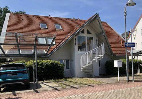 Glauchau Wohnungen Helles DG-Apartement mit EBK und Balkon, in ruhiger Wohnlage 200m zur Berufsakademie, teilmöbliert Wohnung mieten