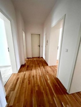 Chemnitz Immobilienportal Gemütliche 3-Zimmer mit Parkett, Fubo., Balkon, Wanne und Aufzug in zentraler Lage! EBK mgl. Wohnung mieten