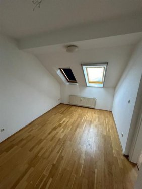 Chemnitz Immobilien Inserate *** Gemütliche DG 3-Zimmer mit Wannenbad und Parkett im Zentrum! *** Wohnung mieten