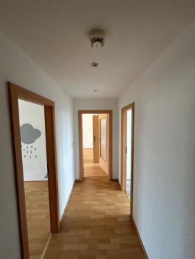 Chemnitz 3-Zimmer Wohnung EBK mgl.! Helle 3-Zi. mit sonnigem Blk, Wanne & Lam. in ruhiger Lage!
2 KM frei!!! Wohnung mieten