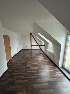 Chemnitz Terrassenwohnung Gemütliche DG 2-Zimmer mit Laminat, Wanne, Dusche und Balkon in ruhiger Lage Wohnung mieten