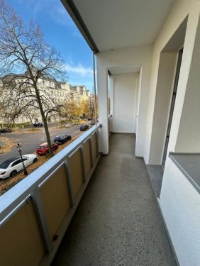 Chemnitz Immobilienportal Helle 4-Zi. mit großen Balkon, Dusche & Laminat in ruhiger Lage! Wohnung mieten