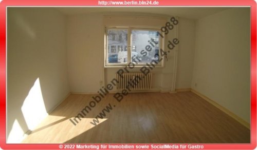 Berlin Immobilien Inserate 2 Zimmer Wannenbad und Fenster - teilsaniert -- Mietwohnung Wohnung mieten