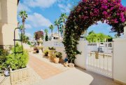 Orihuela Costa Zweigeschossige Villa mit 2 Schlafzimmern, 2 Bädern, Wintergarten und Privatpool Haus kaufen