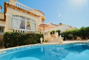 Orihuela Costa Zweigeschossige Villa mit 2 Schlafzimmern, 2 Bädern, Wintergarten und Privatpool Haus kaufen