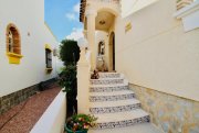 Orihuela Costa Zweigeschossige Villa mit 2 Schlafzimmern, 2 Bädern, Wintergarten und Privatpool Haus kaufen