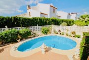 Orihuela Costa Zweigeschossige Villa mit 2 Schlafzimmern, 2 Bädern, Wintergarten und Privatpool Haus kaufen