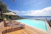 Toscolano Maderno moderne Villa zum Verkauf am Gardasee mit Seeblick-Pool Haus kaufen