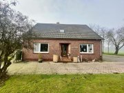 Blomberg (Landkreis Wittmund) Einfamilienhaus / Resthof mit Stall, Halle und Partyhütte auf 46.442 m² Grundstück Haus kaufen