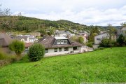 Adenau Großzügiges Einfamilienhaus mit Einliegerwohnung und Garagen in Adenau Haus kaufen