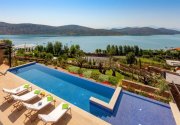 Elounda Seafront luxury 4 bedroom villa with pool, guesthouse, private beach, 5-star hotel service Haus kaufen