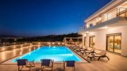 Agios Nikolaos Modern 5 bedroom villa with large swimming pool. Walking distance to beach Haus kaufen