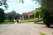 Cheval-Blanc Schöne und stilvolle Villa mit viel Umschwung im Herzen der Provence und mit Swimming Pool Haus kaufen