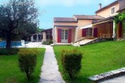 Cheval-Blanc Schöne und stilvolle Villa mit viel Umschwung im Herzen der Provence und mit Swimming Pool Haus kaufen