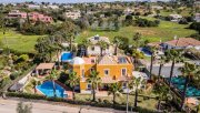 Albufeira Dieses geräumige Anwesen mit maurischen Einflüssen verfügt über einen Pool, einen hübschen Landschaftsgarten mit vielen und