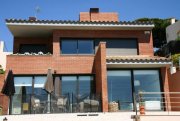 Calella Das freistehende Haus befindet sich in Calella, 50 km von Barcelona entfernt, unweit von Schnellstraßen wie C.32 und N-II, mit