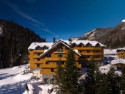 Kolašin Cozy ski apartment is located in Hotel in the centre of Ski Resort 1450. This apartment is excellent investment opportunity -