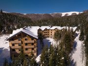 Kolašin Ski Apartment is part of a hotel, located directly on the slopes of Kolasin 1600 Ski Resort. This is the first ski-in & in